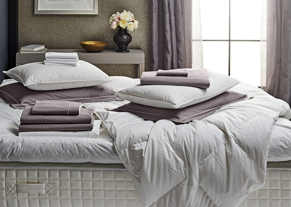 Постельное белье какое лучше по качеству. Старое постельное белье. Постельное белье в интерьере спальни. Bed Linen. Luxury White Bed Linen.